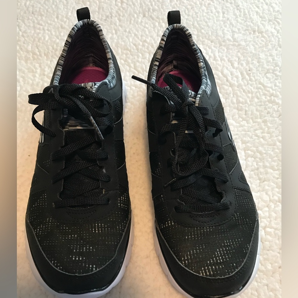 Women’s Sketchers Sneakers Size 8 in EUC - Picture 2 of 8